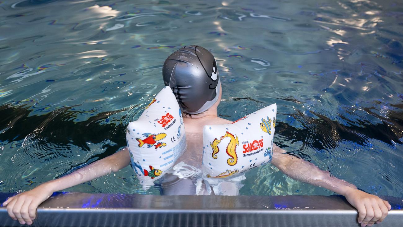 Für Nichtschwimmer: Warum Schwimmflügel in einigen Bädern Pflicht sind