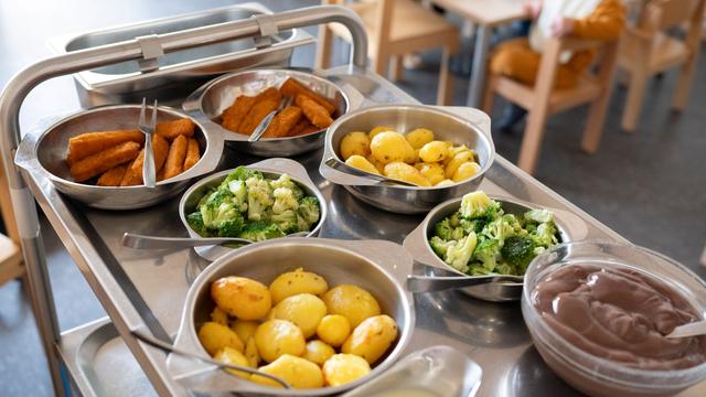 Alle Kinder essen mit: Wie Eltern an Geld für Mittagessen und Klassenfahrten kommen