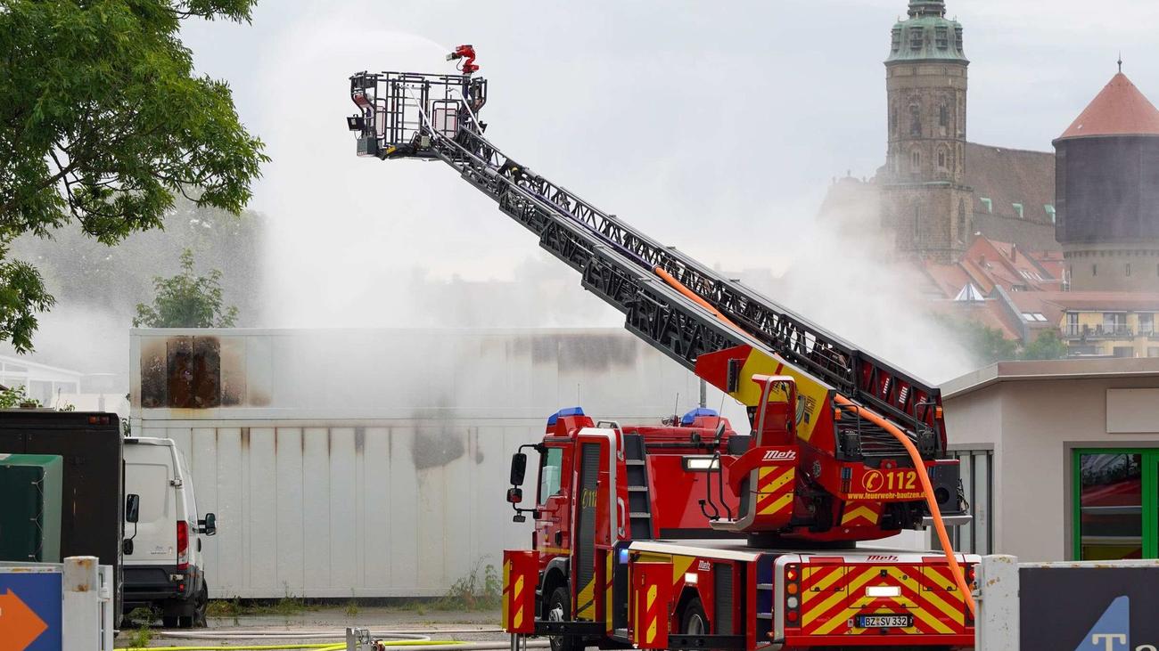 Brand in Bautzen: Bautzen: Löscharbeiten in Batteriespeicher dauern an