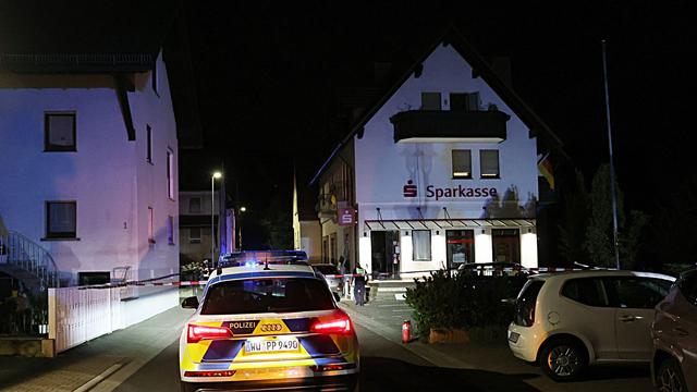 Fahndung mit Hubschrauber: Geldautomat in Wohnhaus im Landkreis Aschaffenburg gesprengt