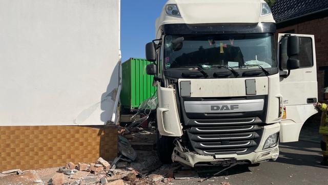 Ermittlungen laufen: Mit Sattelzug in Hauswand - Fahrer hatte 3,4 Promille