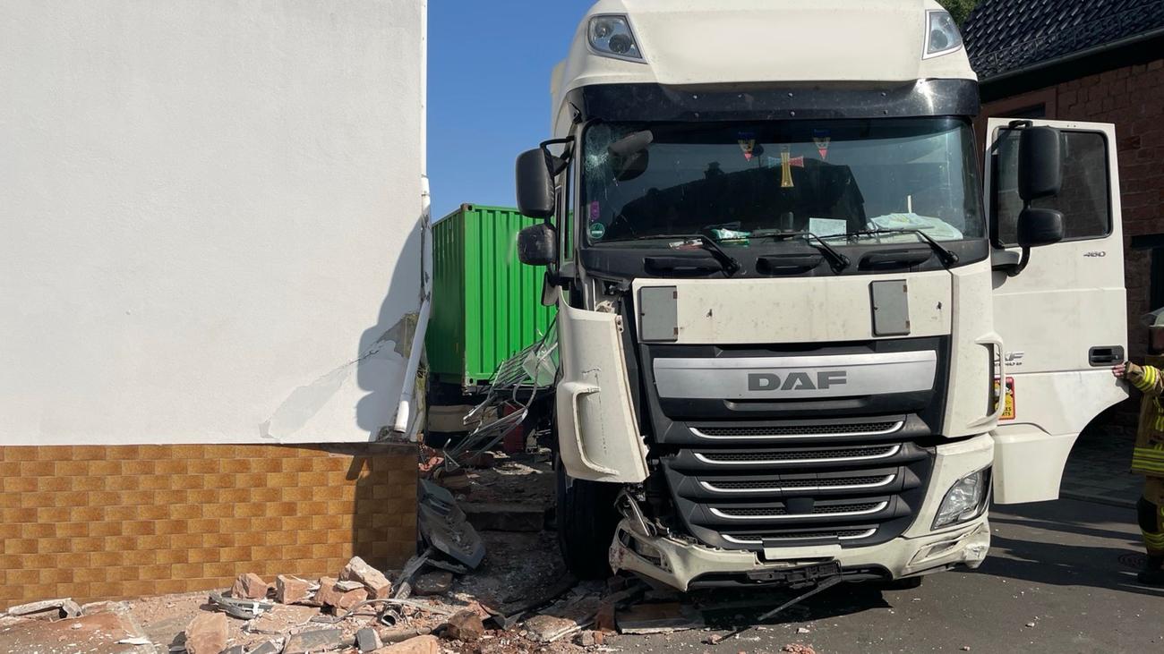 Ermittlungen laufen: Mit Sattelzug in Hauswand - Fahrer hatte 3,4 Promille