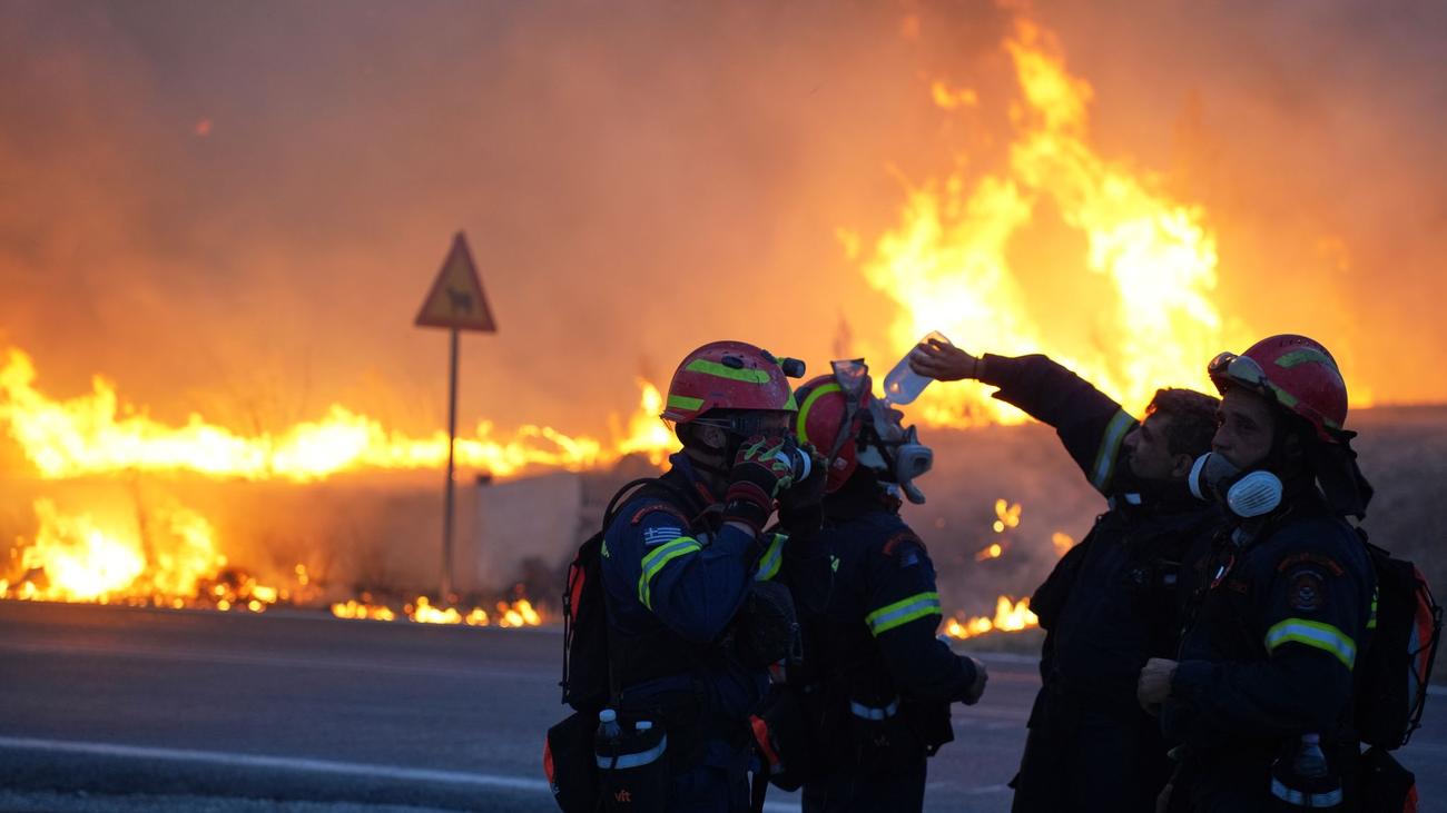 Feuerwehr im Dauereinsatz: Waldbrand in Südfrankreich: Hunderte Menschen fliehen