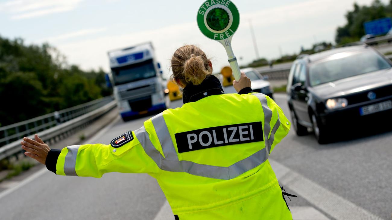 Kontrolle: 20 Tonnen zu viel - Holztransporter bringt Waage ans Limit