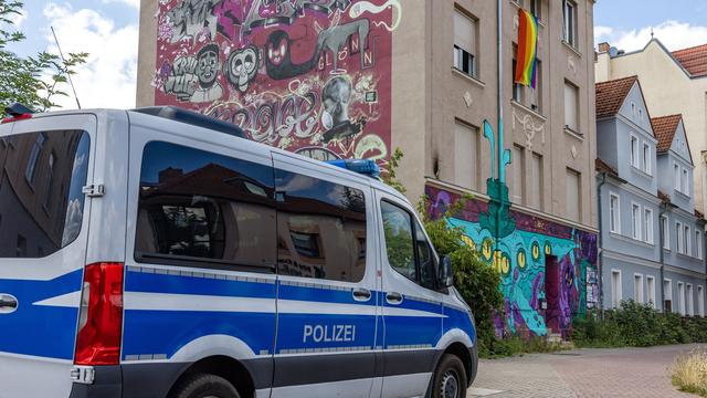 Staatsschutz ermittelt: Brandsätze auf Wohnprojekt in Cottbus: Täter noch unbekannt