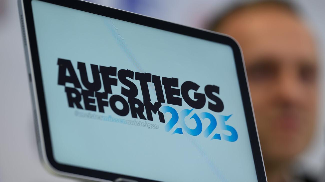 Fußball: Druck auf Aufstiegsreform: Protest zum Regionalliga-Start