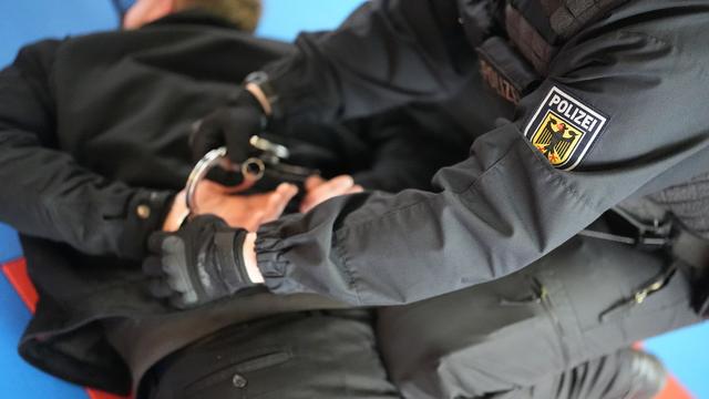 Festnahme: Gesuchter Mann bei Einreise festgenommen