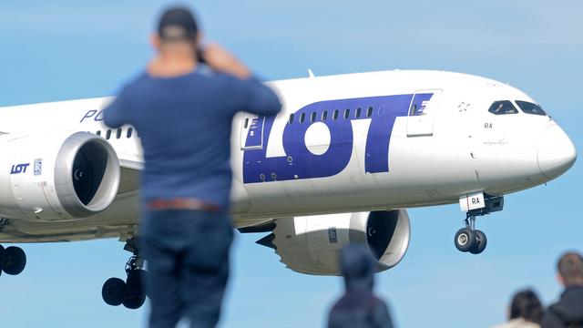 Zwischenstopp: Pilot mit Übelkeit: Passagiermaschine muss zwischenlanden
