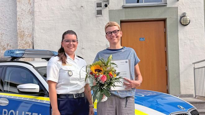 Erste Hilfe: Die Polizei ehrt die Frau (rechts) für ihre Hilfe zur Rettung eines fünf Jahre alten Jungen.