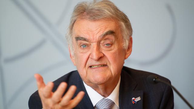 Sicherheit beim Fußball: Polizei und Clubs erneuern Vereinbarung zu Stadionsicherheit