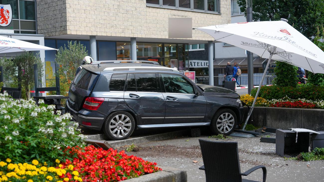 Vier Leichtverletzte: 84-Jähriger fährt in Außengastronomie