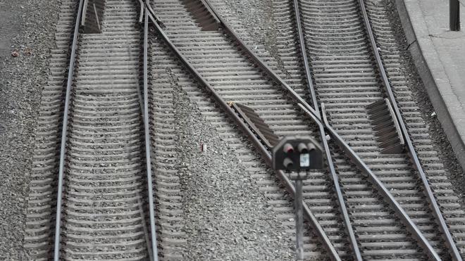 Zugausfälle: Wegen Brückenschäden ist die Bahnstrecke zwischen Essen und Gelsenkirchen gesperrt. (Symbolbild)