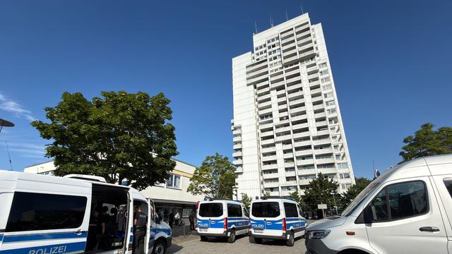 Angriff auf Polizisten: Festnahme nach Steinwurf aus Hochhaus auf Polizeiauto
