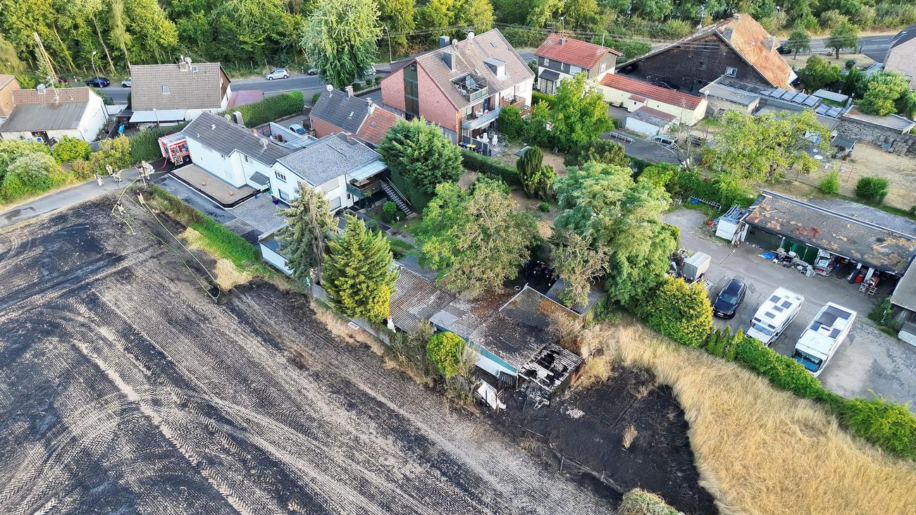 Feuer: Feuerwehr bekämpft großen Feldbrand in Köln