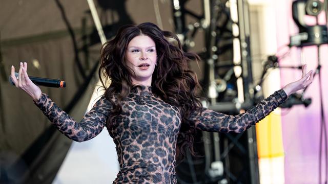 Bild: Christopher Street Day: Ikkimel heizt CSD-Publikum am Brandenburger Tor ein