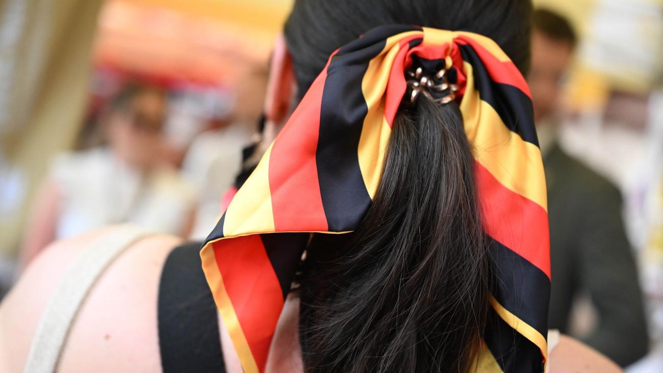 Umfassende Befragung: Ost und West, in Missmut vereint