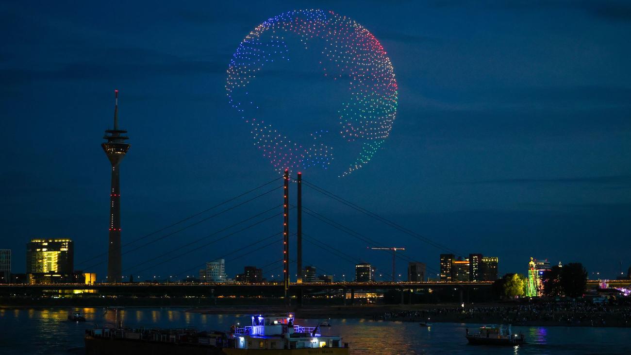 Doppelter Höhepunkt: Rheinkirmes: 1.200 Drohnen und Feuerwerk am Abendhimmel