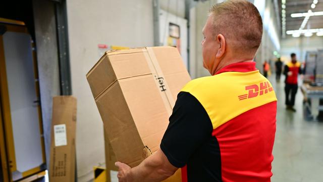 Hantelscheiben und Katzenstreu: DHL will für schwere Pakete branchenweit Zustellung zu zweit