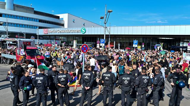 Bild: Parolen: Festnahmen bei Demo am Rande des CSD in Berlin