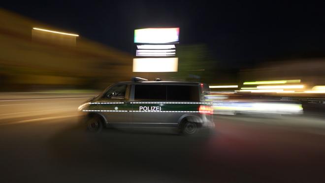 Verkehr: Mit einem Streifenwagen verfolgten Polizisten den Raser. (Symbolbild)