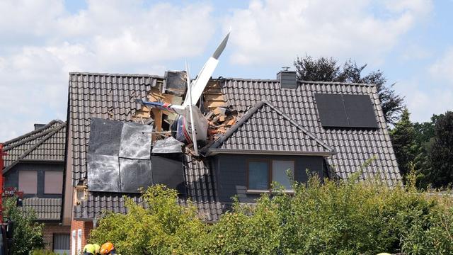 Ganderkesee: Kleinflugzeug stürzt in Ganderkesee in Wohnhaus