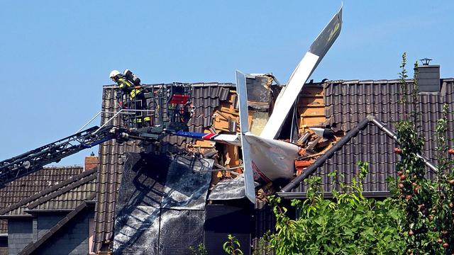 Ganderkesee: Kleinflugzeug stürzt in Niedersachsen in Wohnhaus