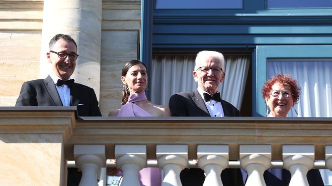 Richard-Wagner-Festspiele: Auf dem Balkon des Festspielhauses warten Cem Özdemir, Flavia Zaka, Winfried Kretschmann und Gerlinde Kretschmann auf den Beginn des Festakts.