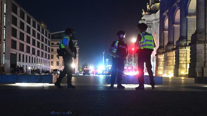 Queere Menschen und ihre Unterstützer feiern in Berlin.