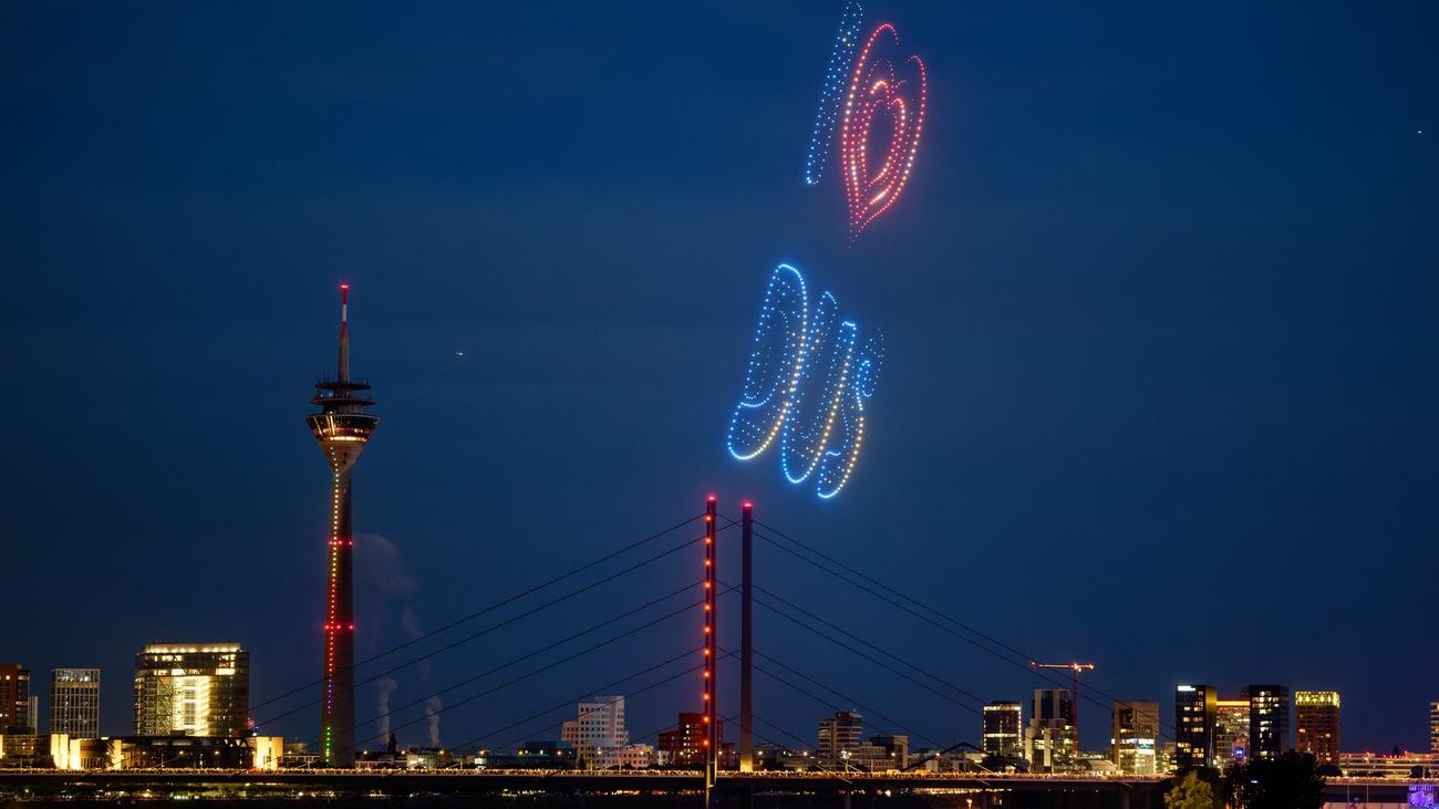 Doppelter Höhepunkt: Rheinkirmes: 1.200 Drohnen und Feuerwerk am Abendhimmel
