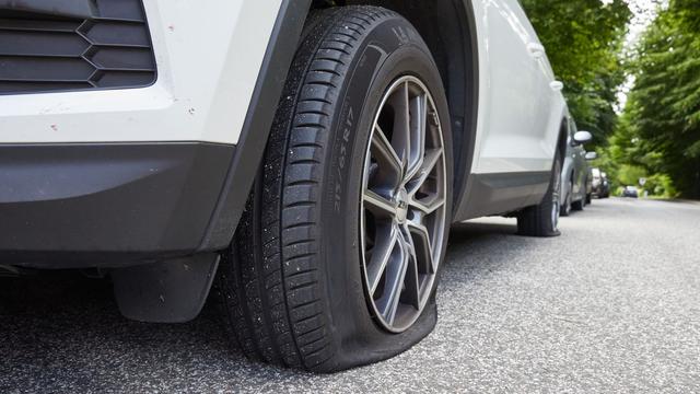 Kriminalität: Umwelt-Aktivisten lassen Luft aus SUV-Reifen