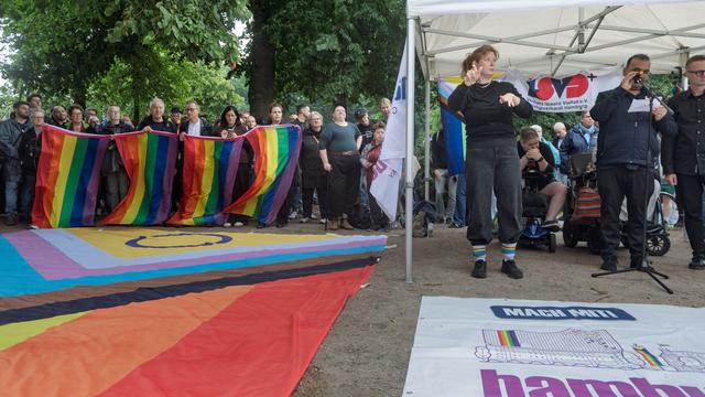 Angriff auf Berliner CSD: 800 Teilnehmer bei Kundgebung in Hamburg nach CSD-Attacke