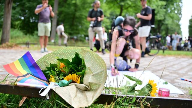 Angriff am Rande des CSD: Blumen, Trauer und Tränen nach Angriff am Rande des CSD