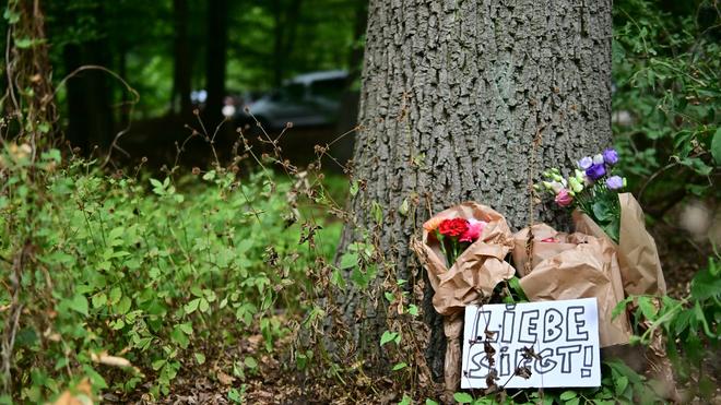  Ein Schild mit der Aufschrift "Liebe siegt!" liegt vor Blumen an einem Baum, nahe einem abgesperrten Bereich des Tiergartens, wo ein Fahrzeug einen Baum gerammt hatte.