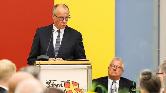 Restrede in Paderborn: Merz: Gewalt beginnt mit Intoleranz und Ausgrenzung