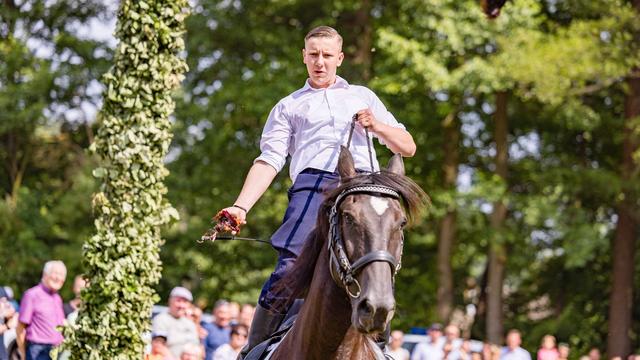 Brauch: Mit dem Hahnkopf in der Hand: Burger Jugend kürt Erntekönig