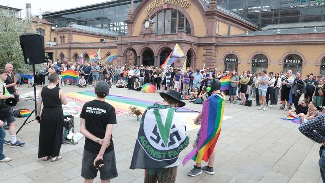 Tödlicher Angriff bei CSD: Nach Angriff beim CSD: Mahnwache in Erfurt für Opfer