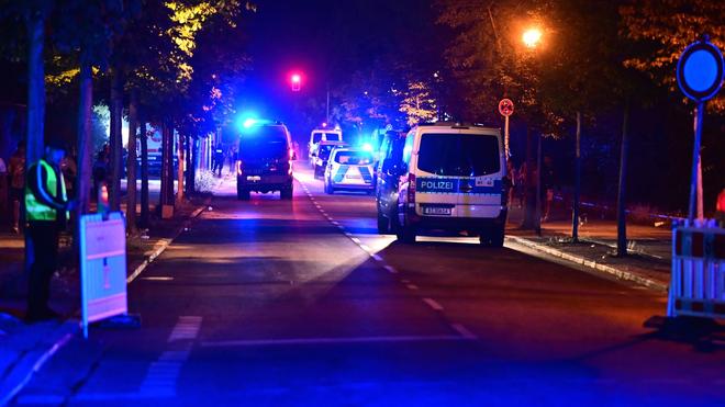 Rettungseinsatz: Einsatzkräfte der Polizei sind im Einsatz nach dem Abbruch des Christopher Street Day (CSD).