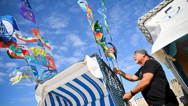 Fotografie: Blumen und Kerzen am Brandenburger Tor nach Fahrt in Menschenmenge beim CSD in Berlin