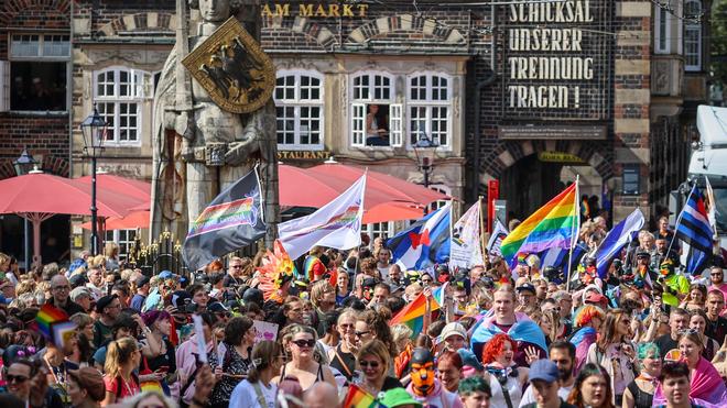 Anschlag am Rande des CSD: Die Organisatoren des Bremer CSD rufen zu einer Mahnwache auf. (Archivbild)