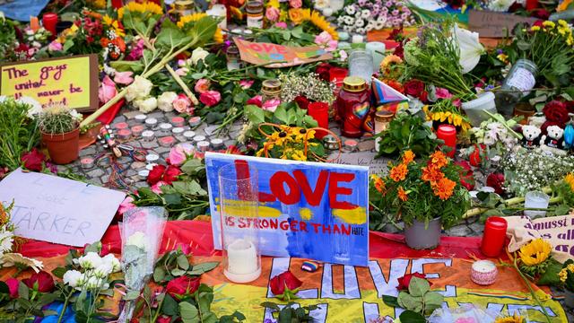 Nach CSD-Angriff: CSD-Anschlag: Hunderte gedenken am Brandenburger Tor