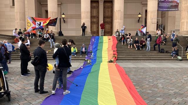 Auf dem Alten Markt: Hunderte in Potsdam bei Gedenken nach CSD-Anschlag