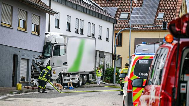 Vollsperrung: Lastwagen prallt gegen Hauswand - Fahrer stirbt