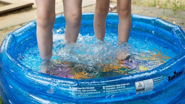 Bakterien und Viren: Im Pool planschen Krankheitserreger immer mit