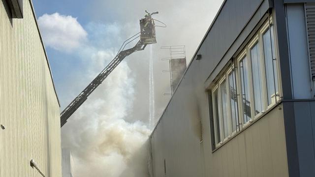 Brände: Lagerhalle an Krifteler Fachmarktzentrum brennt