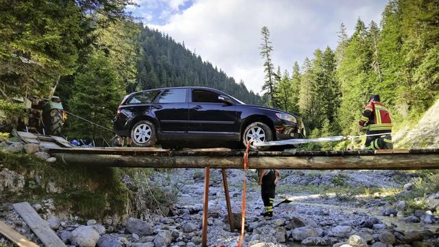 In bayerischen Alpen: Navi lotst Autofahrer auf Fußweg - Wagen rutscht von Brücke