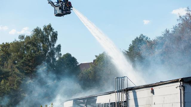 Großbrand: Industriehalle mit Spraydosen in Flammen - drei Verletzte