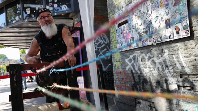 Pride und 400 Jahre Reeperbahn: Reeperbahn feiert Vielfalt mit meterlangem Regenbogenseil
