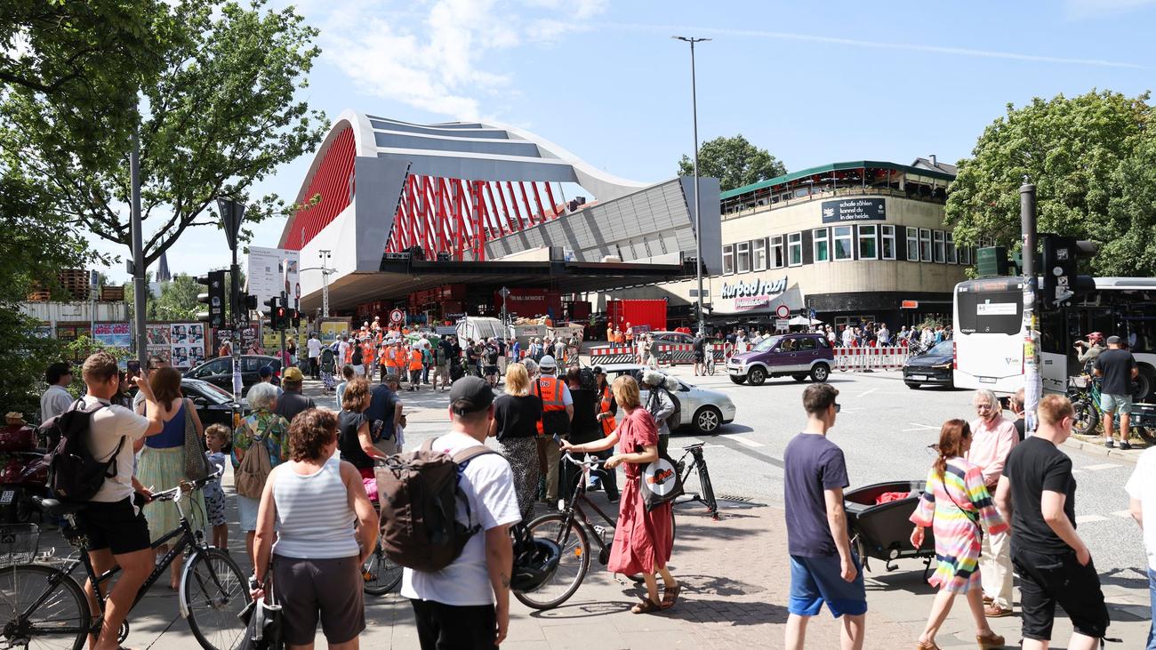Hamburg: Züge rollen wieder über die neue Sternbrücke