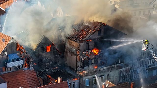 Fünf Häuser beschädigt: Enormer Schaden nach Brand am Marktplatz von Lauterbach