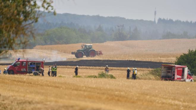 Feuer: Der Feldbrand bei Bornich hinterlässt einen großen schwarzen Fleck.